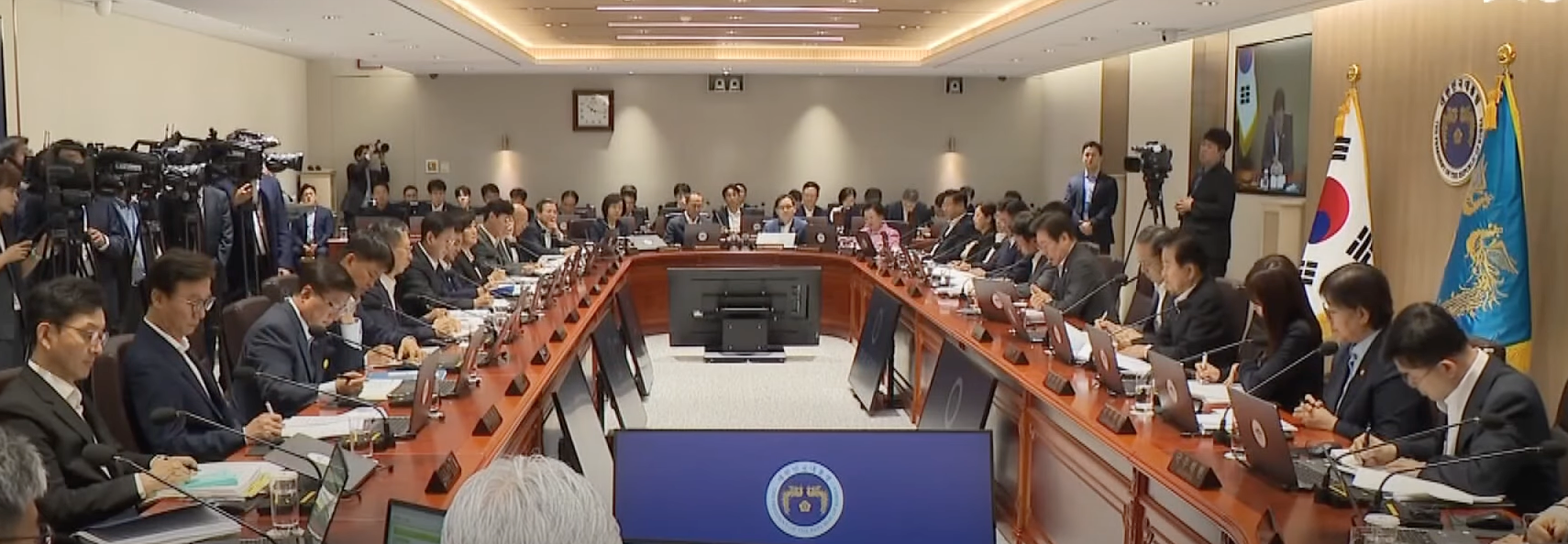 국무회의실과 카메라, 생중계 화면이 함께 표시된 정치 투명성 인포그래픽