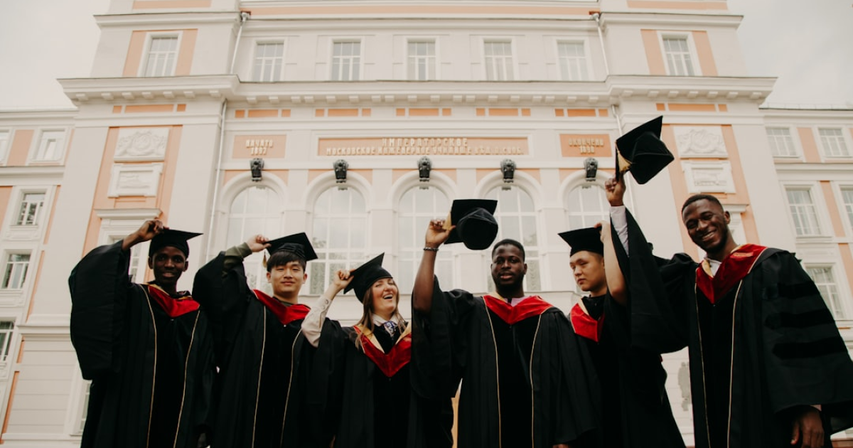 정보 경찰, '협력관'으로 새 출발 / 과거의 유혹은 짙게 남아