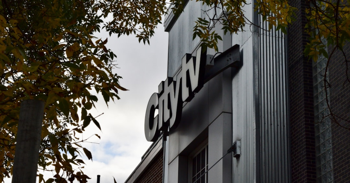 디지털 전광판 몰락…아날로그 글판의 시련