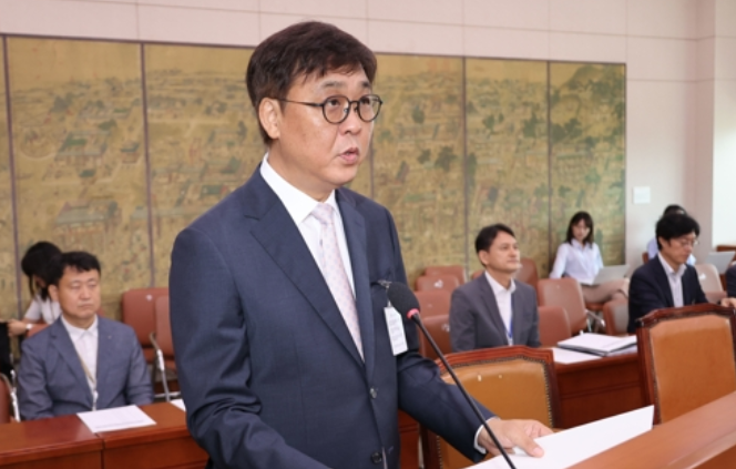 K-컬처 300조원 시대를 상징하는 한류 콘텐츠와 경제 성장 그래프