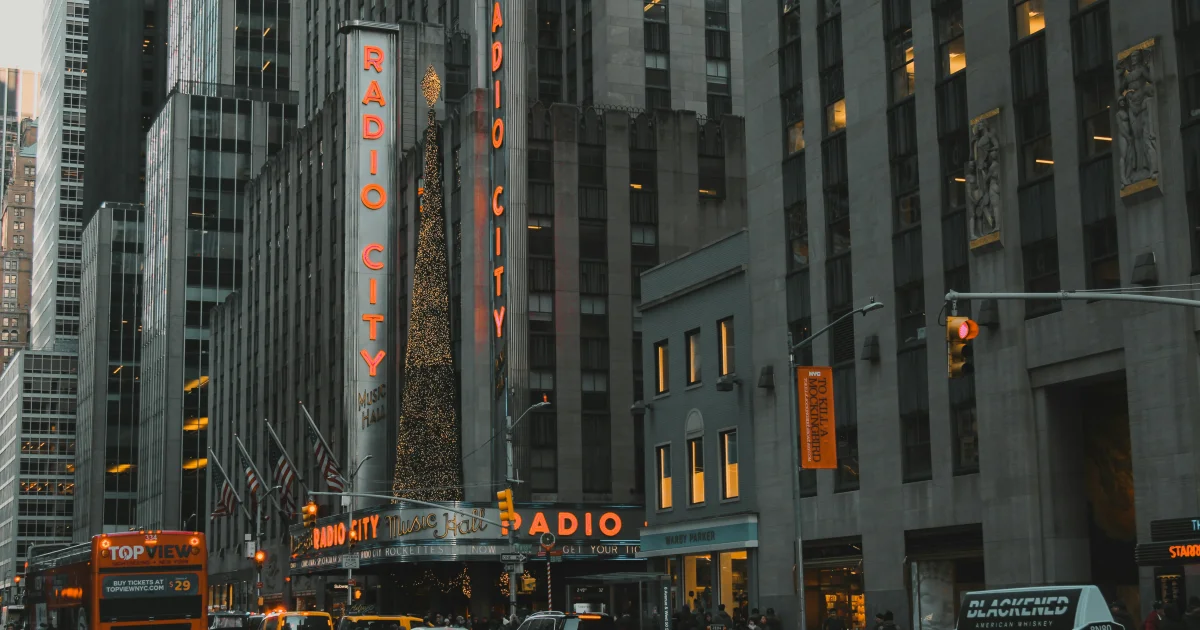 CTV·UGC 성장과 리니어 하락을 보여주는 요약 인포그래픽