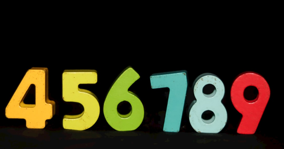 경복궁에서 한복을 입고 사진을 찍는 외국인 관광객들