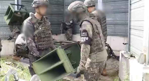 군 장병이 비무장지대 확성기 철거 작업을 수행하는 모습