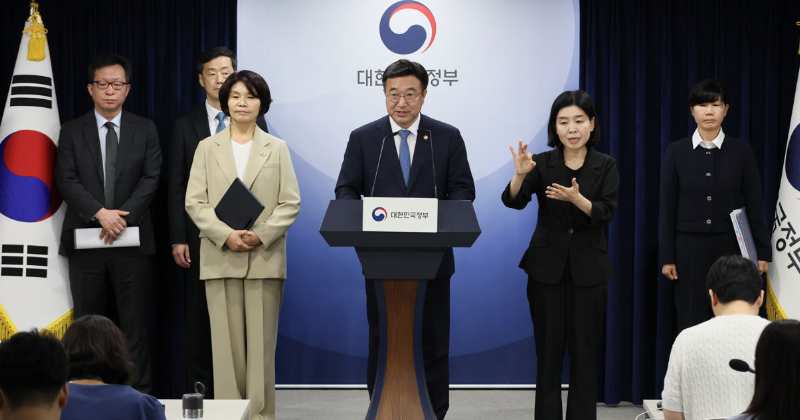 윤호중 행안부 장관과 한정애 민주당 정책위의장이 검찰개혁안을 발표하는 모습