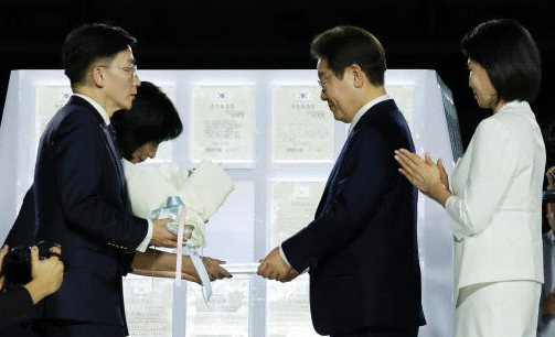 이국종 교수가 이재명 대통령에게 전한 특별한 임명장, '모든 전임 대통령 단점 극복하고 장점만 계승하라'