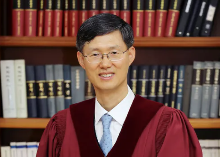 문형배 전 헌재 권한대행과 신간 에세이집 '호의에 대하여' 표지