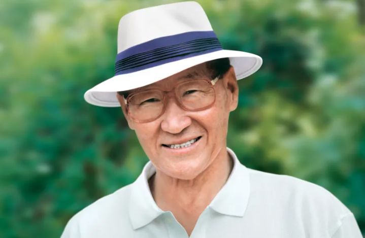 AI로 복원된 정주영 회장과 금성 라디오의 모습