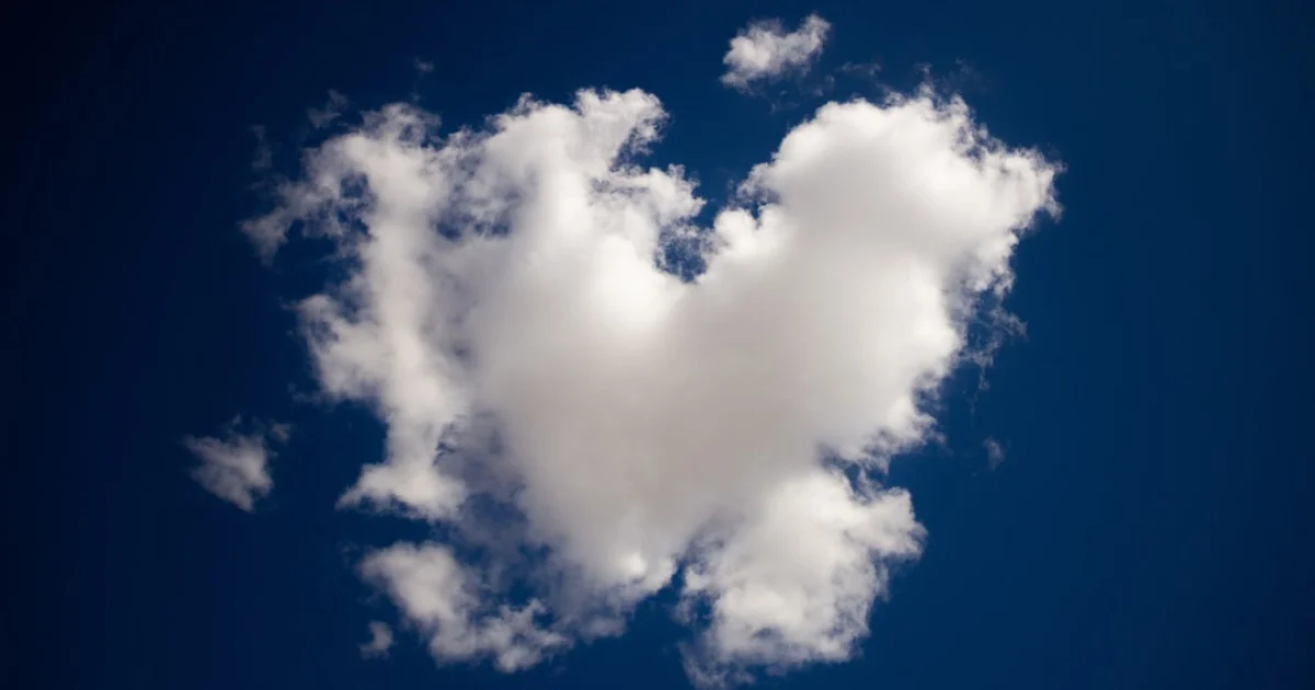 클라우드 서버와 AI 칩이 연결된 데이터센터 모습