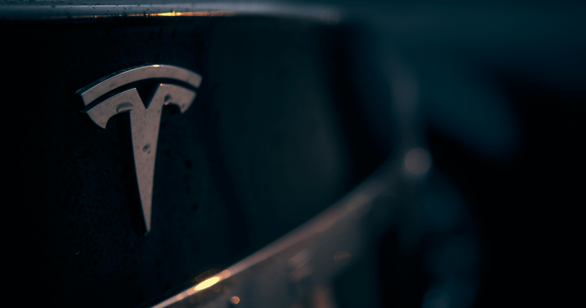 테슬라 일론 머스크와 인텔 로고