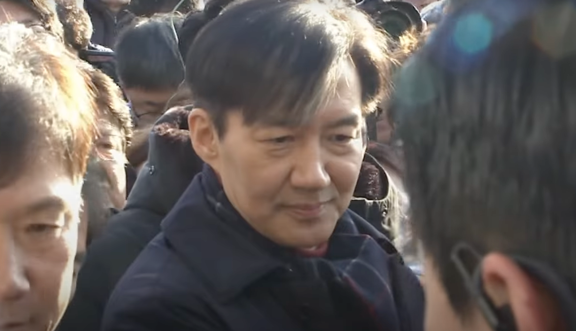 조국 전 장관과 이재명 대통령이 함께 웃으며 악수하는 장면